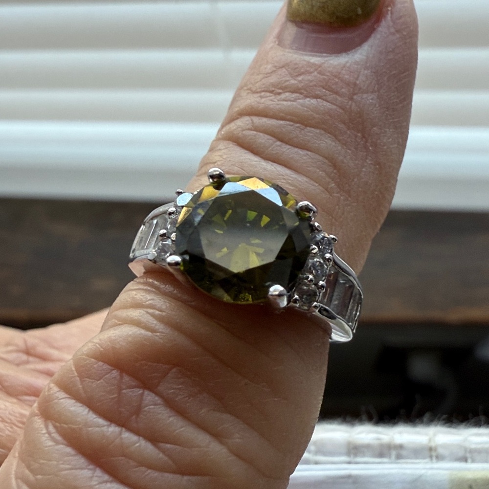 Elegant olivine cz Silver Ring